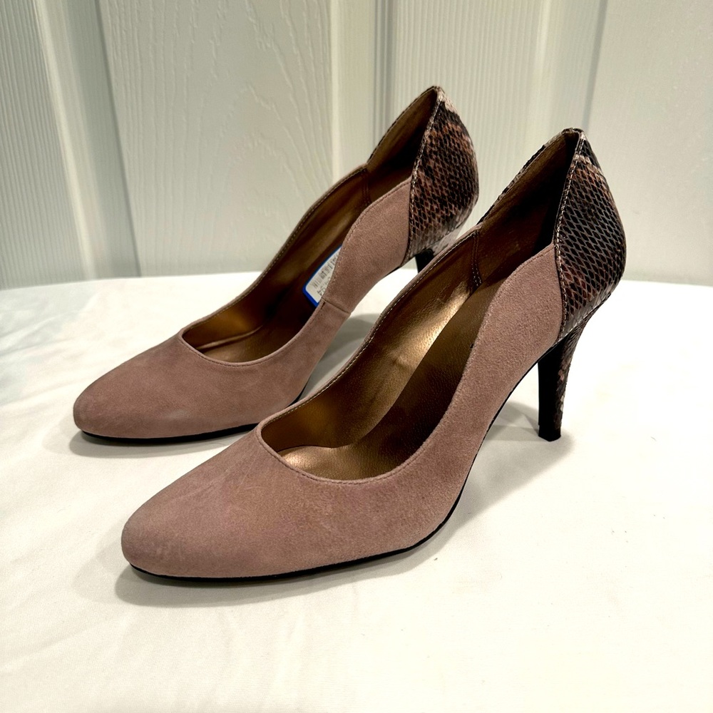 NWB Moda Lexi Suede Taupe Heel